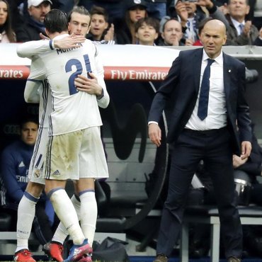 El delantero Morata saluda al galés Gareth Bale que entra al terreno de juego durante el partido correspondiente a la 23 jornada de Liga contra el Español que ambos equipos jugaron en el estadio Santiago Bernabéu, en Madrid. EFE