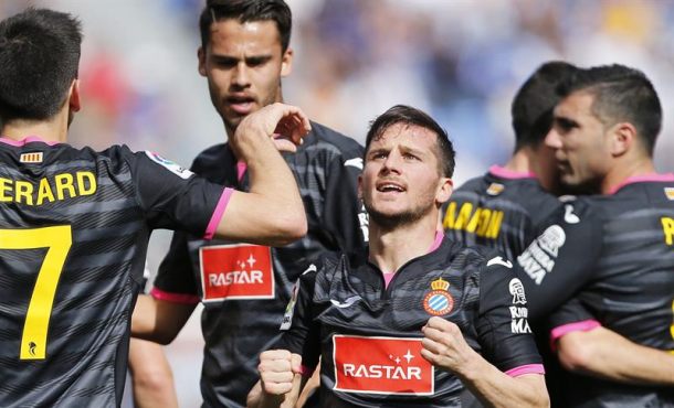 El delantero argentino Pablo Piatti (c) celebra con sus compañeros el gol marcado ante el Málaga, durante el encuentro correspondiente a la vigésima primera jornada de liga.. Efe
