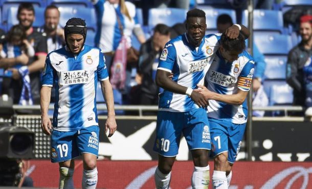 El delantero ecuatoriano del Español Felipe Caicedo (c) celebra con sus compañeros, el argentino Pablo Piatti (i) y Gerard Moreno (d), su gol marcado a Osasuna. Efe