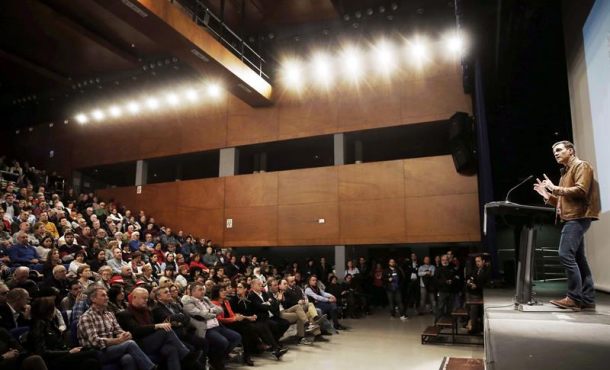 El ex secretario general del PSOE Pedro Sánchez expone su proyecto para las primarias de su partido en un acto celebrado hoy en Burlada. Efe.