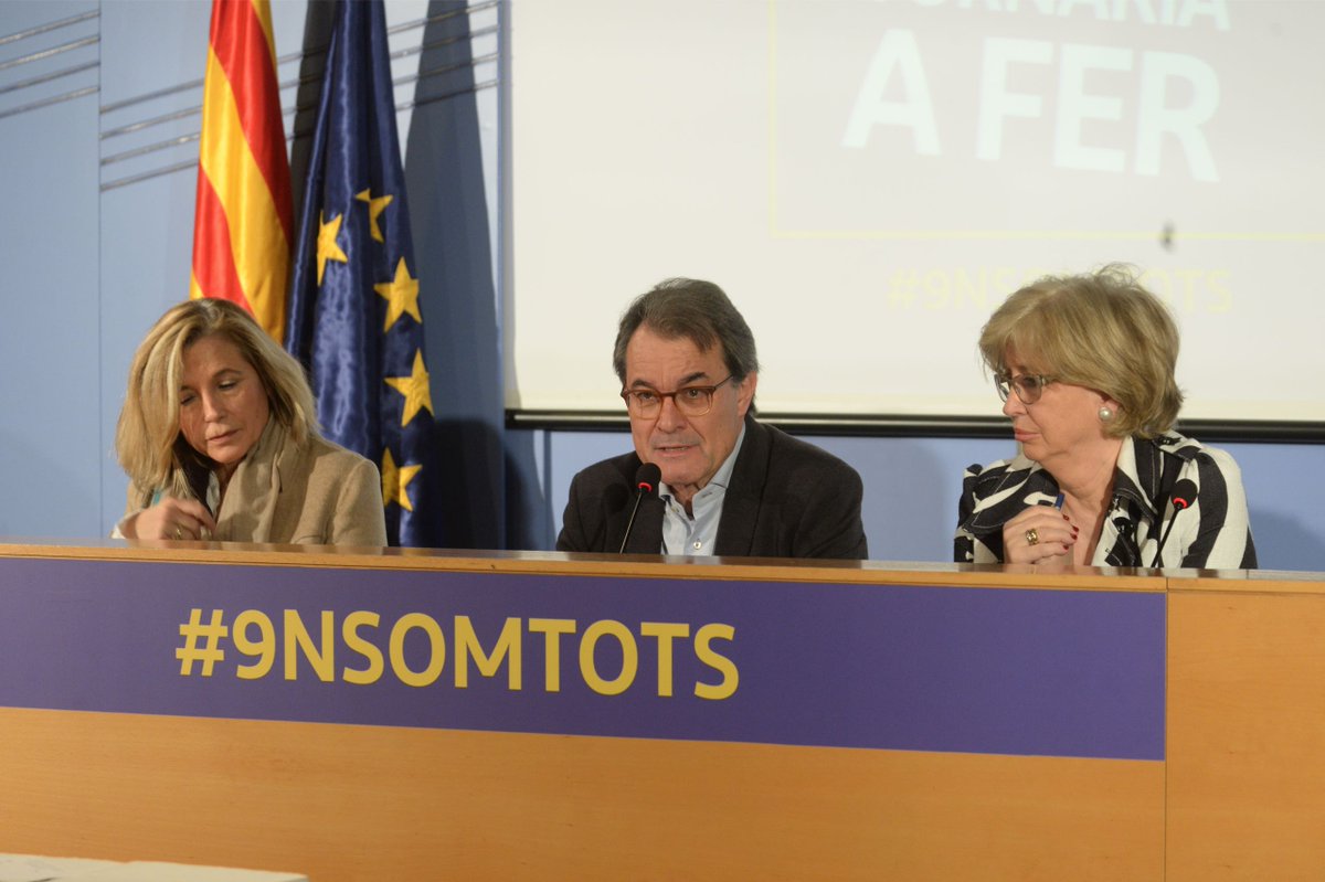 El expresidente de la Generalitdad de Cataluña Artur Mas y las exconsejeras Joana Ortega (i) e Irene Rigau durante su comparecencia ante la prensa. Lasvocesdelpueblo.