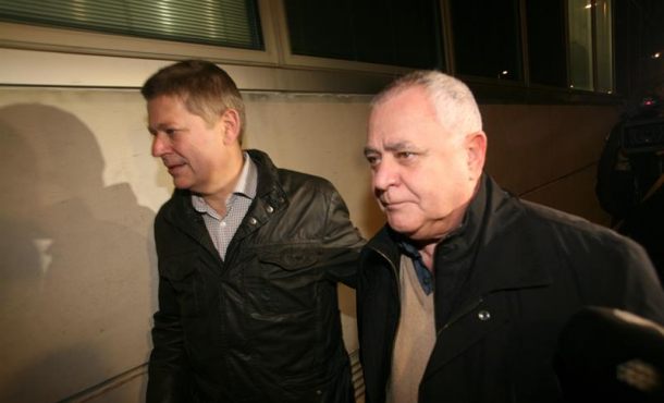 El extesorero de CDC y exadministrador de la fundación Catdem, Andreu Viloca (d), abandona la comandancia de la Guardia Civil de Tarragona. Archivo Efe.