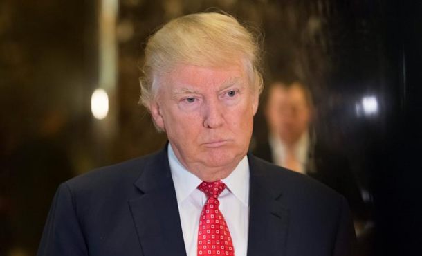 El presidente de EE.UU Donald Trump, habla con los periodistas el 9 de enero en el vestíbulo de la Trump Tower de Nueva York. Efe.