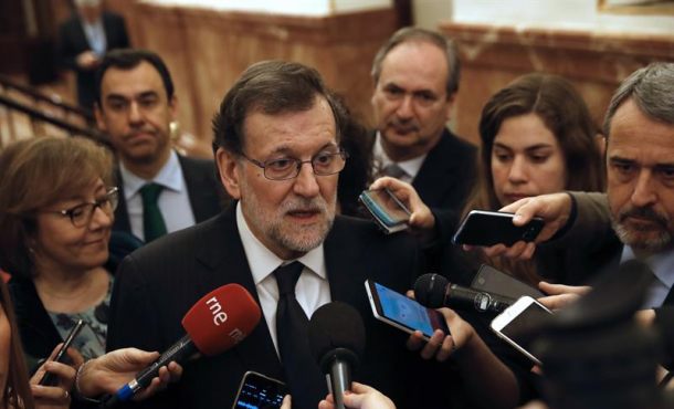 El presidente del Gobierno, Mariano Rajoy, a su llegada hoy al Congreso de los Diputados para asistir a la sesión de control al Gobierno en el pleno de la Cámara Baja. Efe.