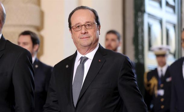 El presidente galo, François Hollande (c), a su llegada a la cumbre informal de líderes de la UE en La Valeta (Malta) hoy, 3 de febrero. EFE