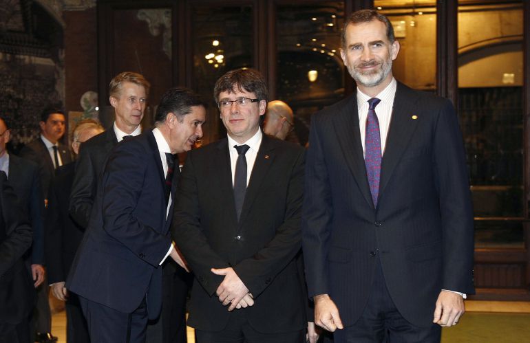 El rey Felipe VI junto al presidente de la Generalidad, Carles Puigdemont (c), a su llegada a la cena de bienvenida a los asistentes al Mobile World Congress. Efe.
