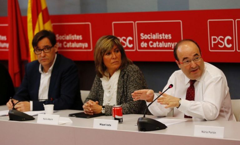 PSOE dividido entre apoyar al separatismo o a España, 6 grupos del PSC a favor del referéndum separatista