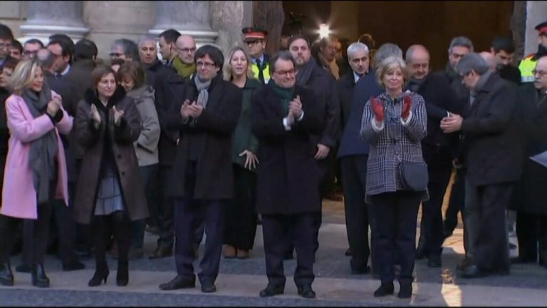 Los golpistas Artur Mas, Ortega y Rigau salen del Palacio del Gobierno hacia el TSJC