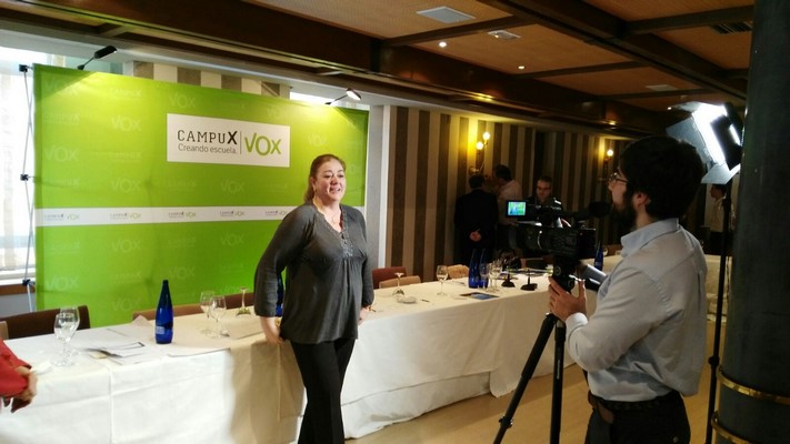 En la imagen, Ana Maria Cerdan, la presidenta provincial de VOX Alicante, contesta a las preguntas d ela prensa, durante el campus de su partido celebrado este fin de semana. Lasvocesdelpueblo