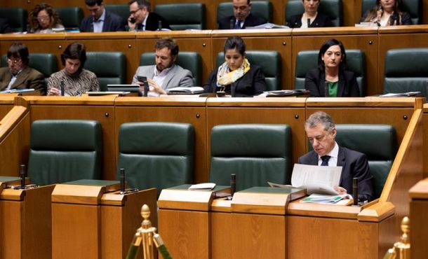 En la imagen, el presidente d eLas Vascongadas de España, Íñigo Urkullu (d), revisa unos papeles al comienzo del primer pleno del año en el Parlamento Vasco. Archivo Efe.