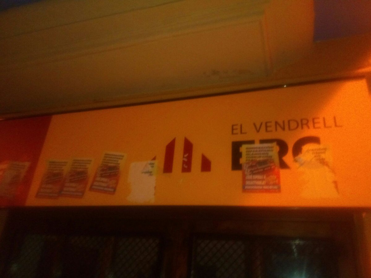 En la imagen, las pegatinas con la firmas de Democracia Nacional Joven (DNJ) en las paredes de la sede de ERC en El Vendrell (Tarragona) España. Lasvocesdelpueblo (1)