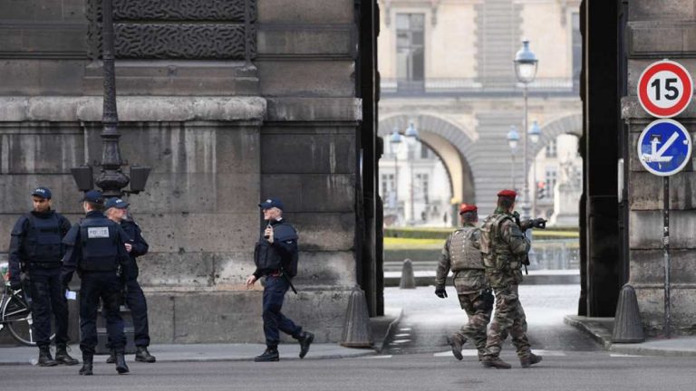 Herido un islamista tras atacar a un militar con machete en el Louvre (París) al grito de «Alá es grande»