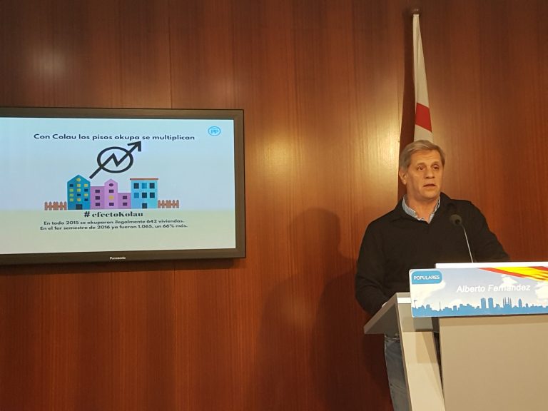 Fernández: «Ada Colau se debería escribir ya con doble K: ‘Alkaldesa Kolau’ por el 66% de okupaciones ilegales