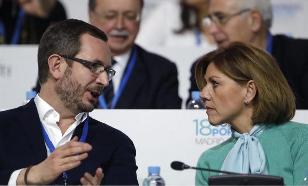 La secretaria general del PP, María Dolores de Cospedal (d), y el vicesecretario general Javier Maroto (i), durante el XVIII Congreso nacional del partido, ayer en Madrid. Efe.
