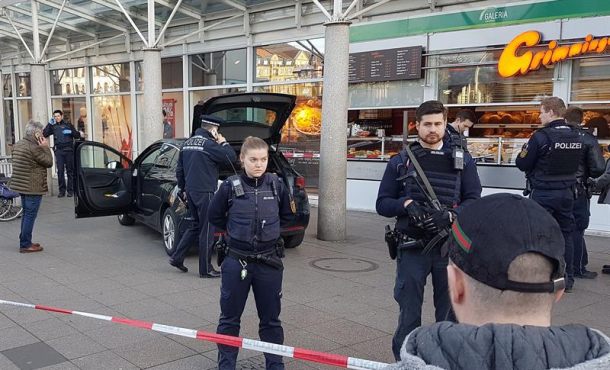 Los agentes de policía se paran frente a un coche en Heidelberg, Alemania. El conductor dirigió el coche contra un grupo de personas y ocasionó tres heridos, uno de ellos grave. Efe.