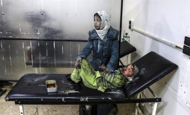 Los ataques se suceden en Siria. En la imagen, una mujer abraza a su hijo tras resultar heridos en un bombardeo en el barrio de Al Barze en Damasco (Siria), esta semana. Efe.