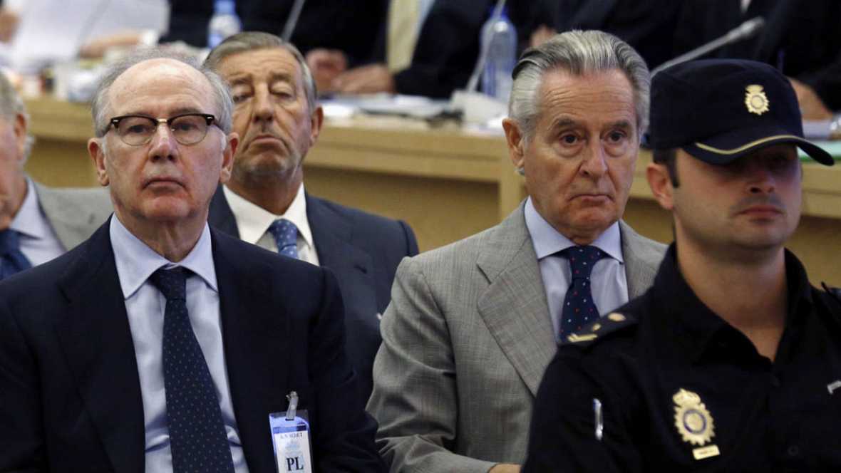 Los expresidentes de Bankia y Caja Madrid, Rodrigo Rato del partido Popular (PP) (iz) y Blesa también del PP (dcha), se sientan en el banquillo. Efe.