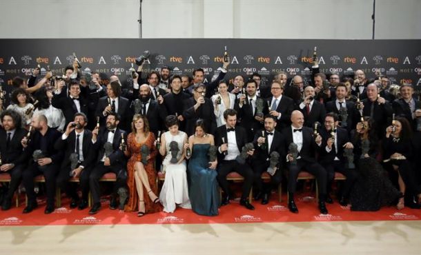 Los premiados posan con sus galardones al término de la gala de entrega de la XXXI edición de los Premios Goya. EFE