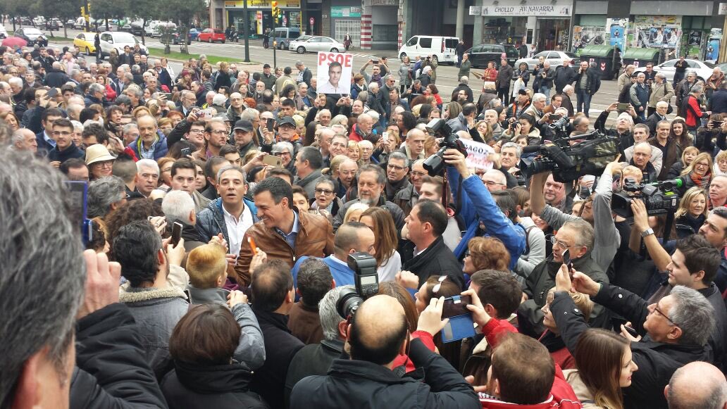Otro baño de masas para el ex líder del PSOE y acndidato a la secretaria general del PSOE, Pedro Sánchez, hoy, sábado 4 de febrero de 2017, en Zaragoza. Lasvocesdelpueblo..