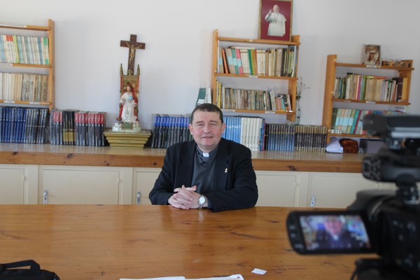 Sala de Reuniones de la Parroquia Inmaculada Concepción de Hospitalet de Llobregat. Entrevista con el sacerdote catalán, Custodio Ballester. Lasvocesdelpueblo (1)