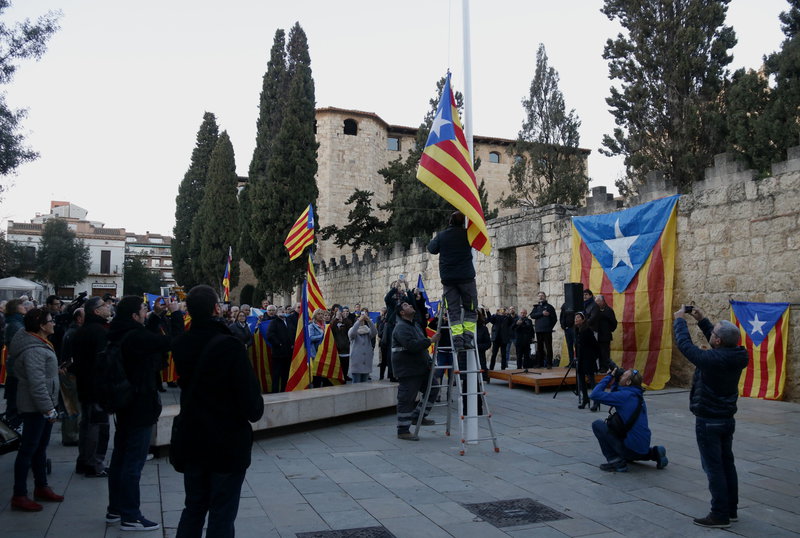 San Cugat del Vallés, miércoles 8 de febrero de 2017. Dos operarios municipales retiran la estelada de la Plaza Octaviano de San Cugat del Vallés, esta tarde. ACN
