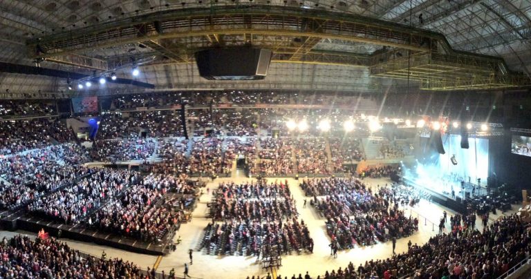 Colau, Jordi Évole y separatismo piden «abrir fronteras» a islamistas bajo «Casa Nuestra, Casa Vuestra»