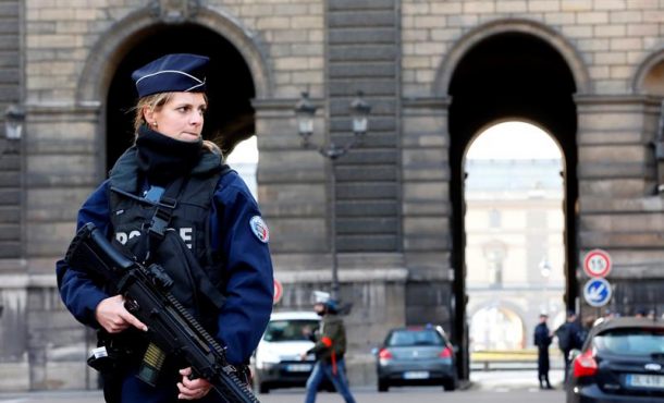 Una agente de policía monta guardia en los alrededores del museo Louvre en París (Francia). Archivo Efe