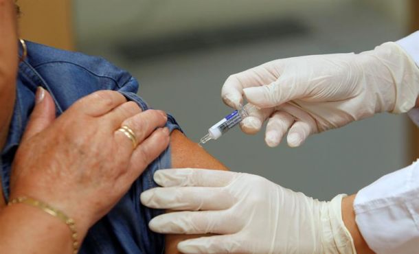 Una enfermera administra una vacuna contra la gripe. Archivo Efe.