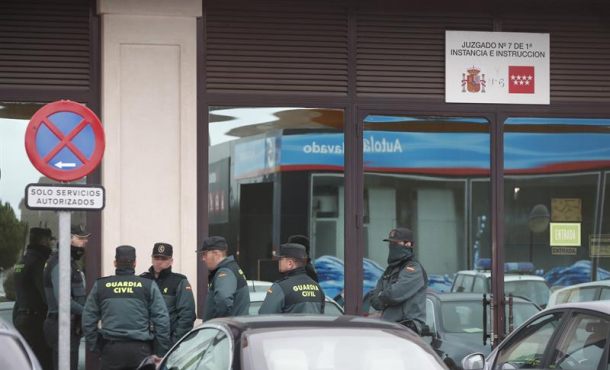 Unos agentes de la Guardia Civil conversan hoy a las puertas del Juzgado de Instrucción número 7 de Majadahonda, donde se juzga al futbolista francés del Atlético de Madrid. Efe