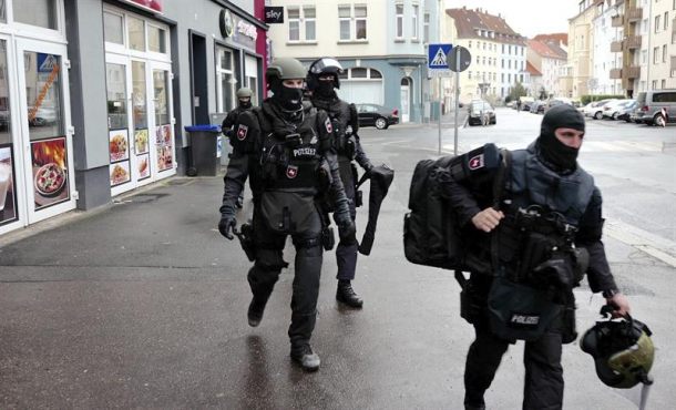 Varios policías alemanes salen de un apartamento tras su registro en Hannover (Alemania). Archivo Efe.