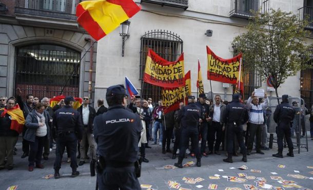 Una cincuenta personas con enseñas de Falange Española hoy, martes 21 de marzo de 2017, a las puertas del Ateneo de Madrid donde se han concentrado a la espera del expresidente de la Generalidad, Artur Mas, que participa en un debate sobre Cataluña... Efe.