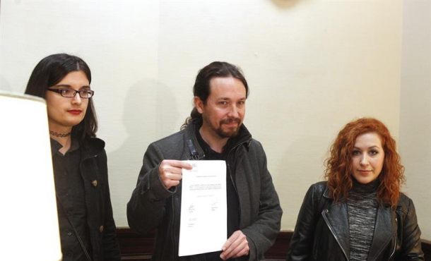 Pablo Iglesias, junto a la tuitera Cassandra Vera (izqda.) y la diputada Sara Carreño, al registrar la proposición. EFE
