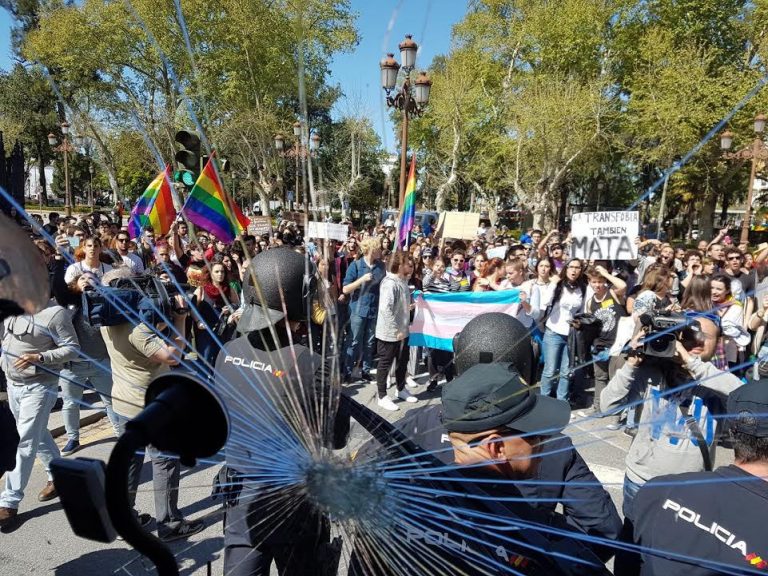 Gays, lesbianas y feministas apedrean en Sevilla al bus de fieles cristianos de Hazteoír
