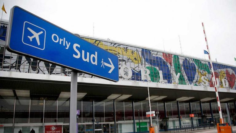 Abatido un hombre en el Aeropuerto de París-Orly (Francia) tras quitar el arma a un soldado