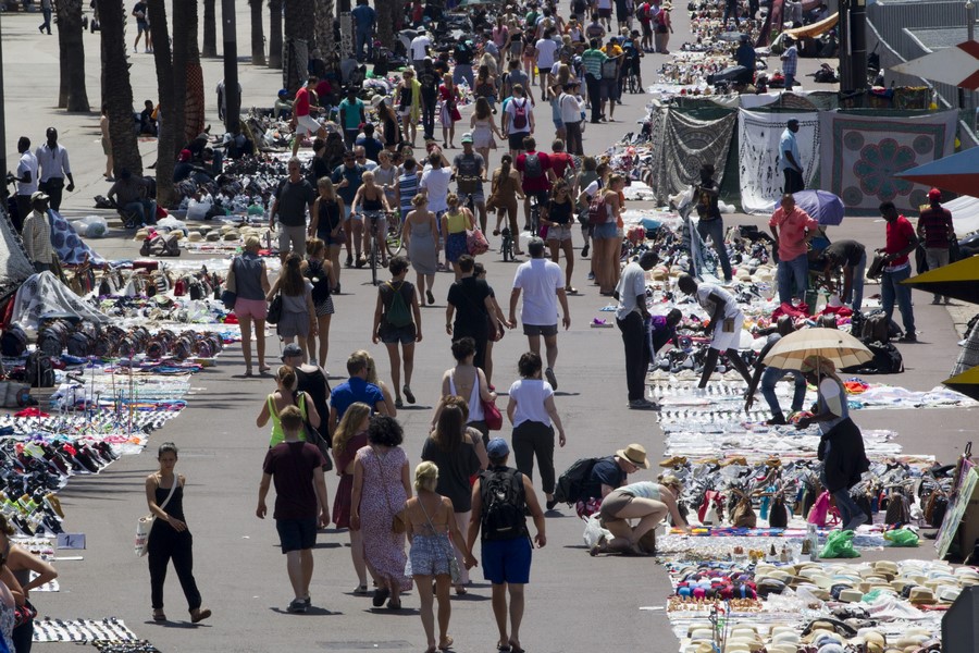 BARCELONA INTENSIFICARÁ LA ACTUACIÓN POLICIAL CONTRA LA VENTA IRREGULAR