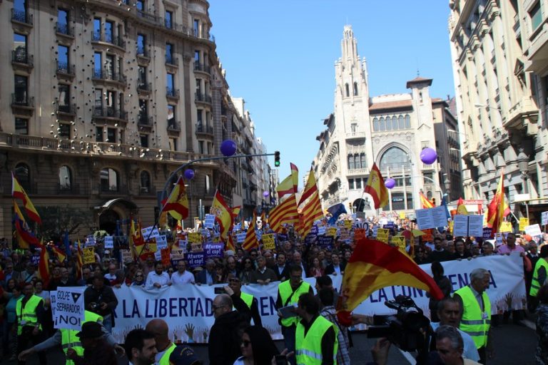 Los gritos «¡Paramos el golpe y basta ya!» de más de 13 mil catalanes inundan el centro de Barcelona