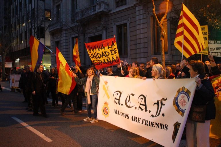 Medio millar de catalanes denuncian «la segregació racial» ante la delegación del Gobierno