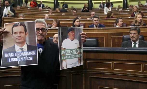 Cañamero ha llegado hoy a la sesión de control al Gobierno en la Cámara Baja con sendos carteles con los rostros de Urdangarin y Bódalo con el lema. Efe