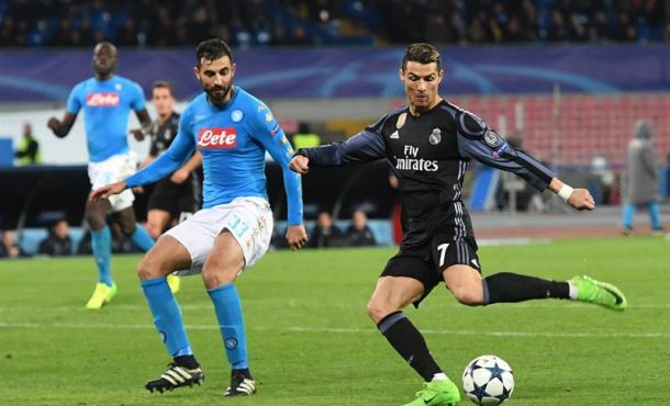 Cristiano Ronaldo (d) de Real Madrid disputa el balón ante Raúl Albiol (i) de Nápoles, en un juego de los octavos de final de la Liga de Campeones. Efe