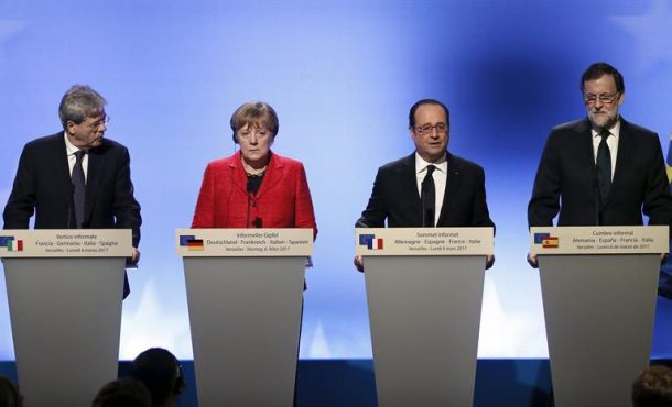 De izquierda a derecha, el primer ministro italiano, Paolo Gentiloni, la canciller alemana, Angela Merkel, el presidente francés, Francois Hollande, y el presidente español. Efe