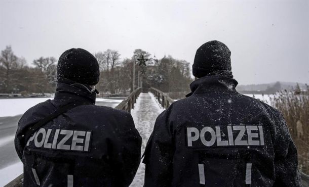 Dos policías patrullan sobre un pequeño puente de Seeon Abbey, cerca de Traunstein, Alemania. Archivo Efe.