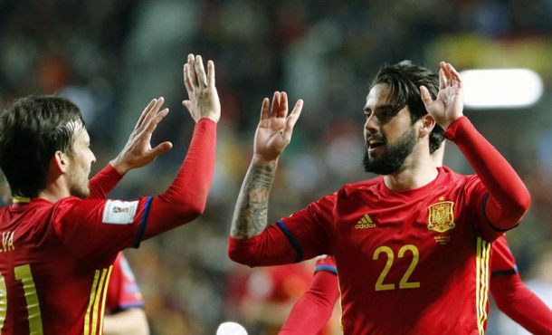 El centrocampista de la selección española de fútbol Isco (d) es felicitado por Silva tras marcar el cuarto gol ante Israel. Archivo Efe.