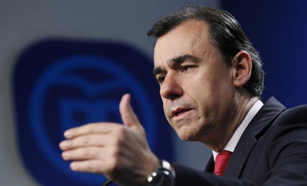 El coordinador general del PP, Fernando Martínez-Maíllo, durante la rueda de prensa que ha ofrecido hoy, lunes 27 de marzo de 2017, en la sede del partido. Efe.