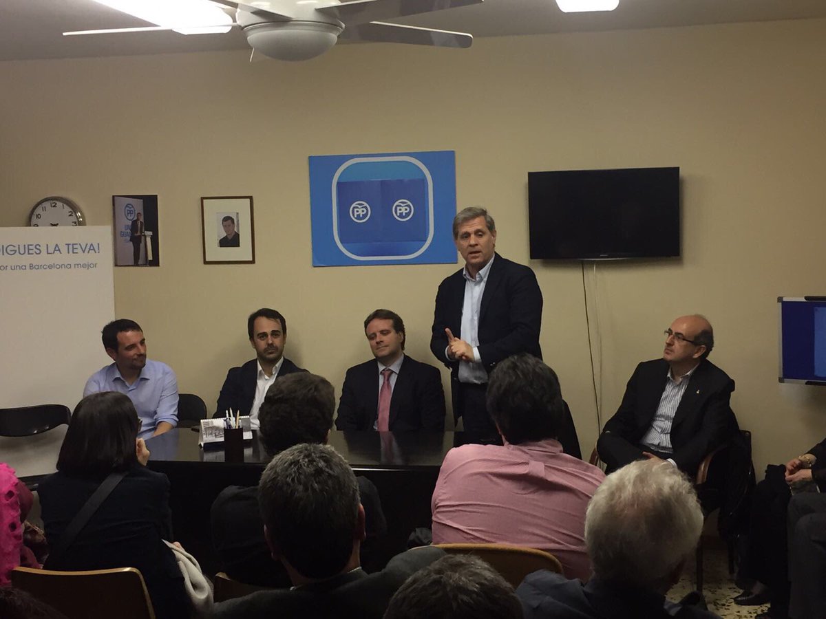 El dirigente popular en el Ayuntamiento de Barcelona, Alberto Fernandez , durante una reunión con el grupo del PP en la Diputación de Barcelona este jueves. lasvocesdelpueblo.