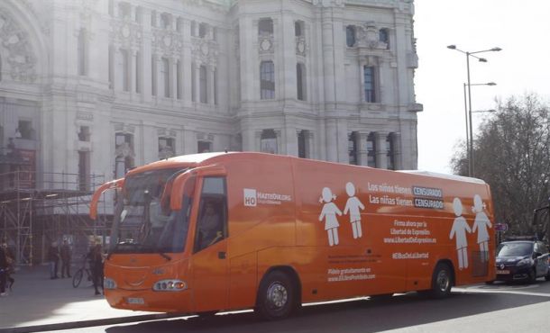 El nuevo autobús que la entidad Provida de España, HazteOir, ha puesto este martes en marcha con los lemas 'Los niños tienen CENSURADO. Las niñas tienen censurados'. Efe.