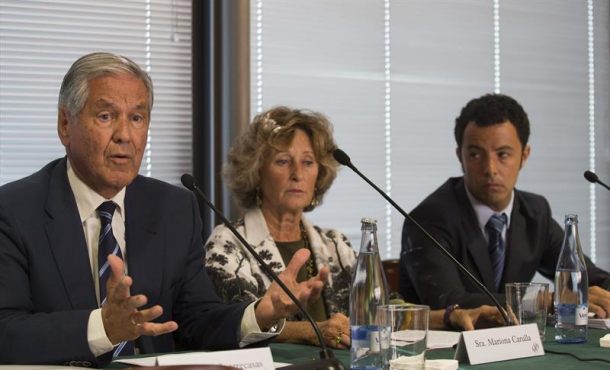 El portavoz del Palacio de Música, Carles Cuatrecasas, (i), la presidenta del Palacio de la Música, Mariona Carulla (c) y el abogado que les representa, Javier Zuloaga. efe.