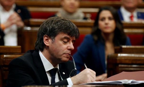 El presidente de la Generalidad, Carles Puigdemont, poco antes del comienzo del pleno del Parlamento. Efe.