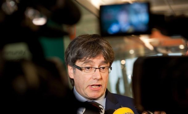 El presidente de la Generalidad de Cataluña, Carles Puigdemont, hace declaraciones a la prensa hoy, lunes 27 de marzo de 2017. Efe