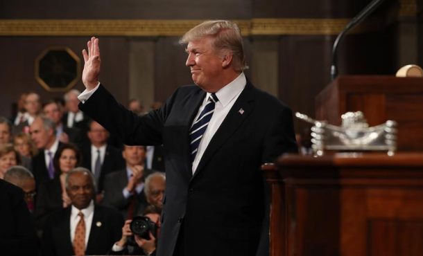 El presidente de los Estados Unidos, Donald J. Trump, saluda antes de ofrecer su primer discurso hoy, martes 28 de febrero de 2017, en una sesión conjunta del Congreso. Efe
