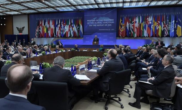 El secretario de Estado de Estados Unidos, Rex Tillerson (c), habla hoy, miércoles 22 de marzo del 2017, en la Cumbre Ministerial de la Coalición Global... Efe